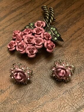Avon Pink Rose Cluster Brooch with Green-Accented Leaves and Matching Earrings